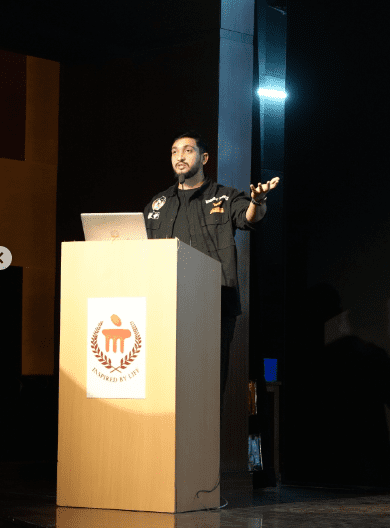 Kishor at podium